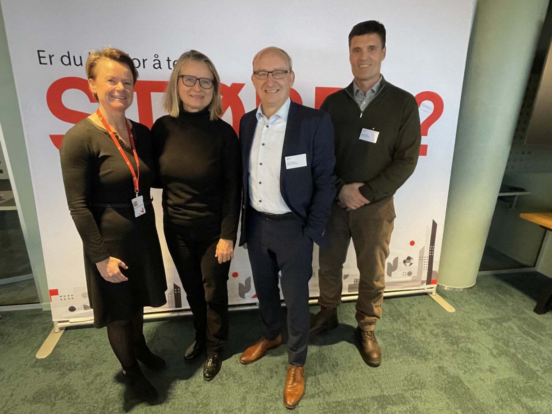 Stor glede over at Stiim Aqua Cluster er med videre i Innovasjon Norges klyngeprogram. Ragnhild Kristin Espeland fra Innovasjon Norge i Rogaland (f.v.) sammen med klyngeleder Trine Danielsen, Eivind Helland fra Blue Planet og leder Erlend Sødal i styringsgruppen for Stiim Aqua Cluster.